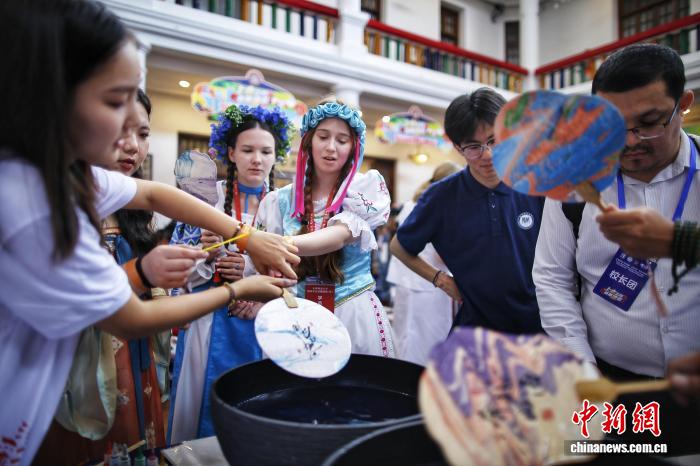 上合国家青年学生汇聚天津 文化市集绽放“万花筒”魅力