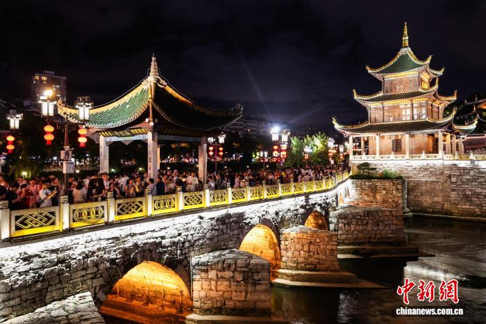 贵州贵阳：暑期夜间旅游火热