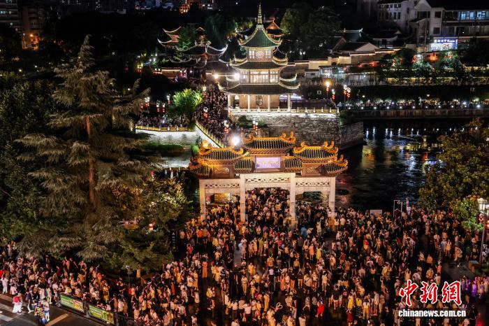 贵州贵阳：暑期夜间旅游火热