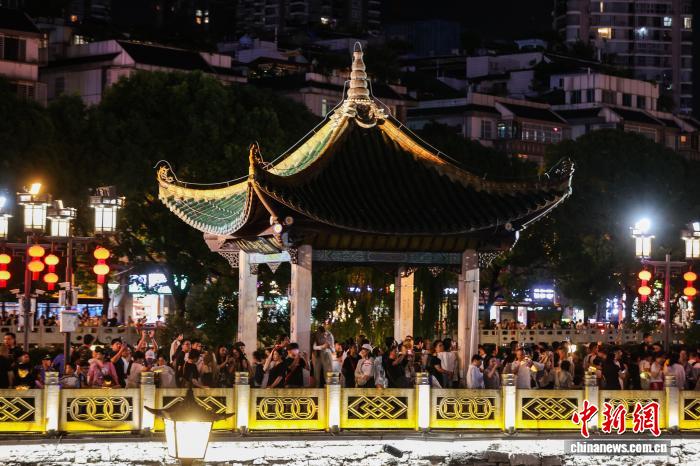 贵州贵阳：暑期夜间旅游火热