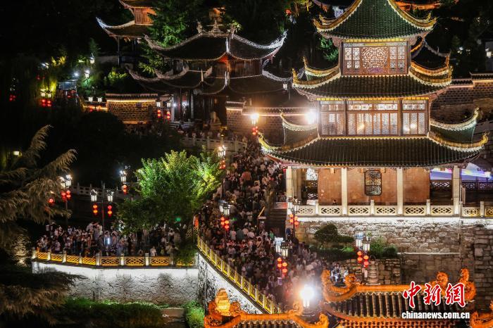 贵州贵阳：暑期夜间旅游火热