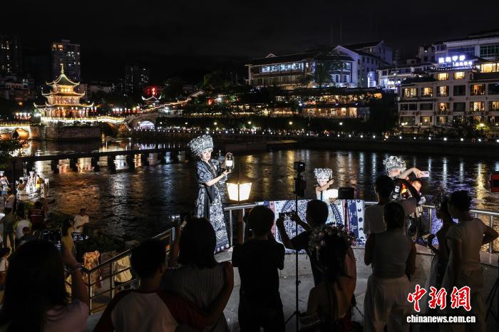 贵州贵阳：暑期夜间旅游火热