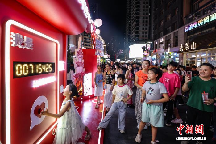 贵州贵阳：暑期夜间旅游火热
