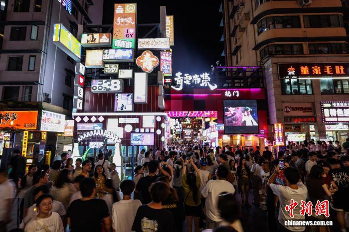 贵州贵阳：暑期夜间旅游火热