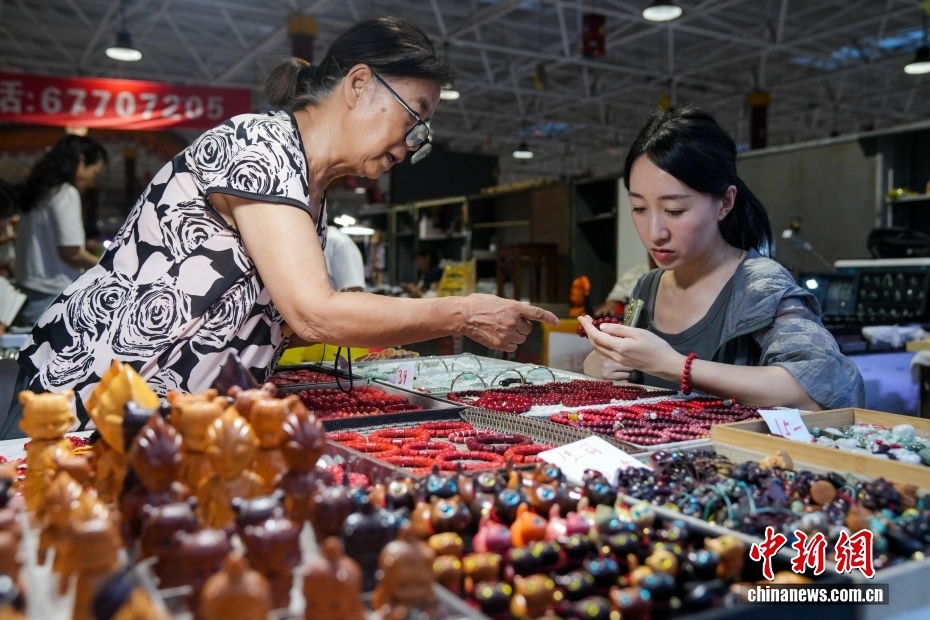 北京潘家园：文化市集受青睐