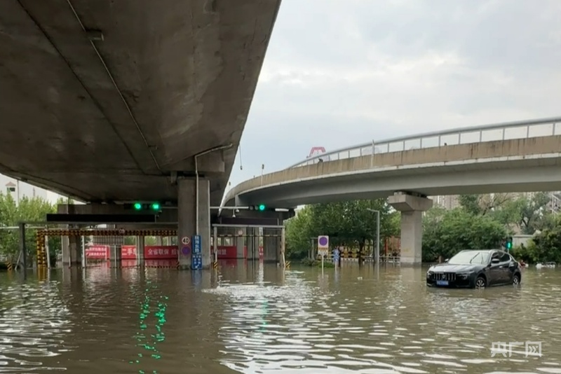 郑州暴雨里的守护者：交警泡在浑水里执勤 不恢复正常不撤岗