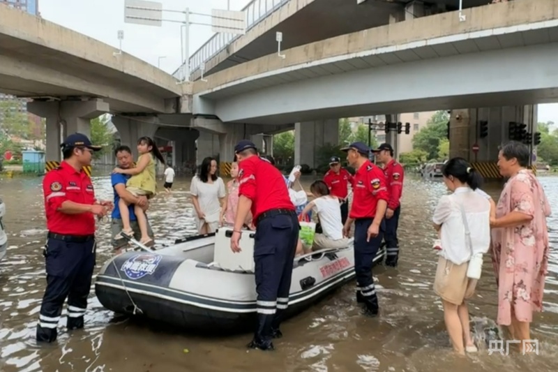 郑州暴雨里的守护者：交警泡在浑水里执勤 不恢复正常不撤岗