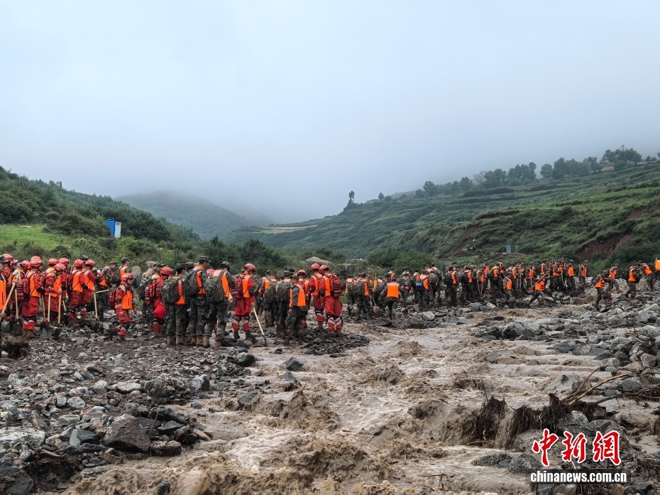甘肃兰州突发山洪 武警甘肃总队官兵紧急前往救援