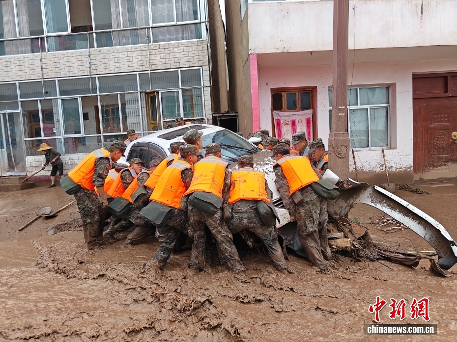 甘肃兰州突发山洪 武警甘肃总队官兵紧急前往救援