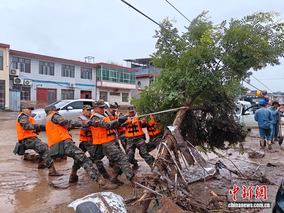 甘肃兰州突发山洪 武警甘肃总队官兵紧急前往救援