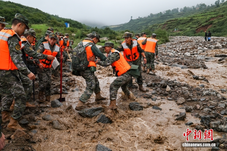 甘肃兰州突发山洪 武警甘肃总队官兵紧急前往救援