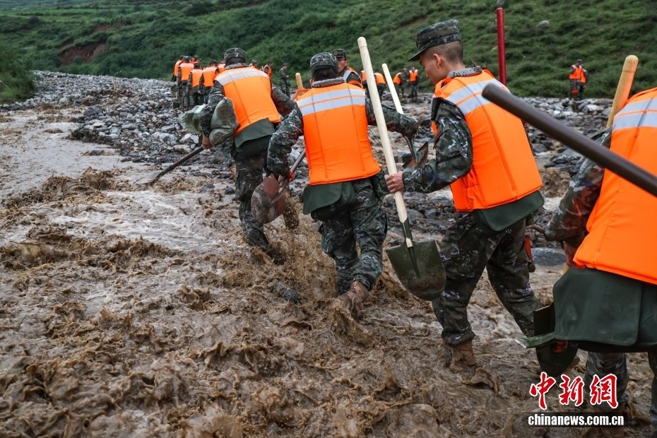 甘肃兰州突发山洪 武警甘肃总队官兵紧急前往救援