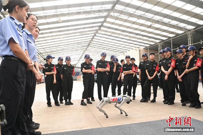 探访“漳州110”少年警校