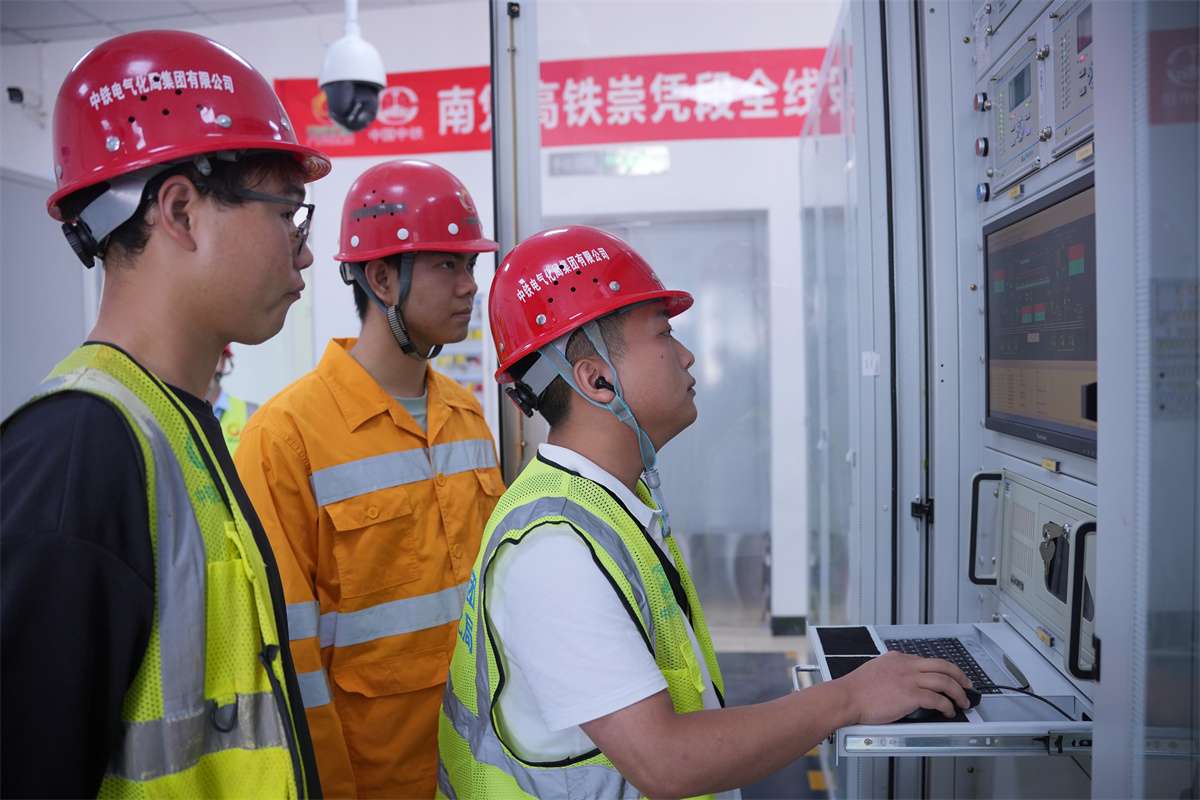 广西南凭高铁崇凭段接触网全线一次送电成功