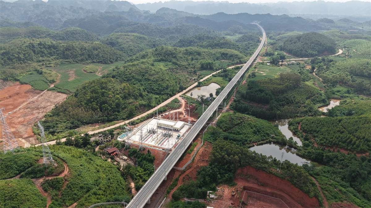 广西南凭高铁崇凭段接触网全线一次送电成功