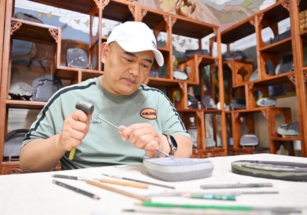 “就业创业路上的多彩人生”系列报道之三十六 | 精雕细刻三十载 双手巧夺人生路
