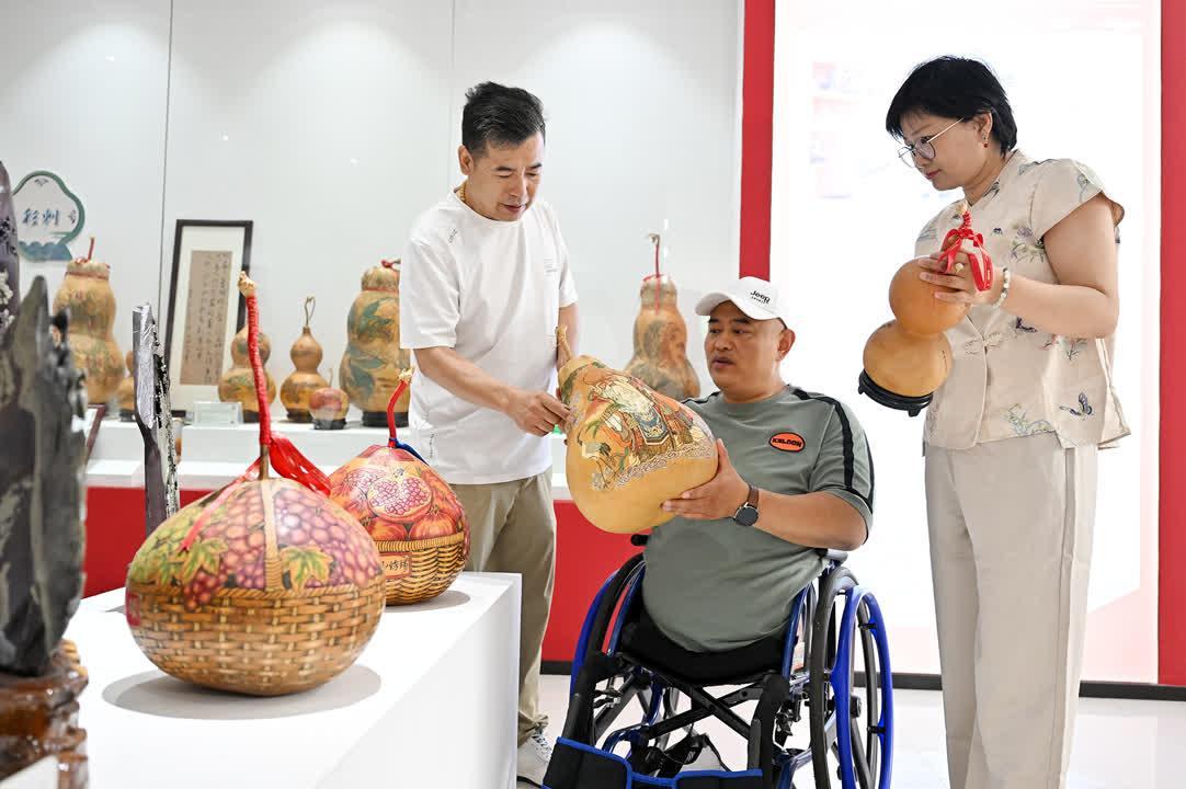“就业创业路上的多彩人生”系列报道之三十六 | 精雕细刻三十载 双手巧夺人生路