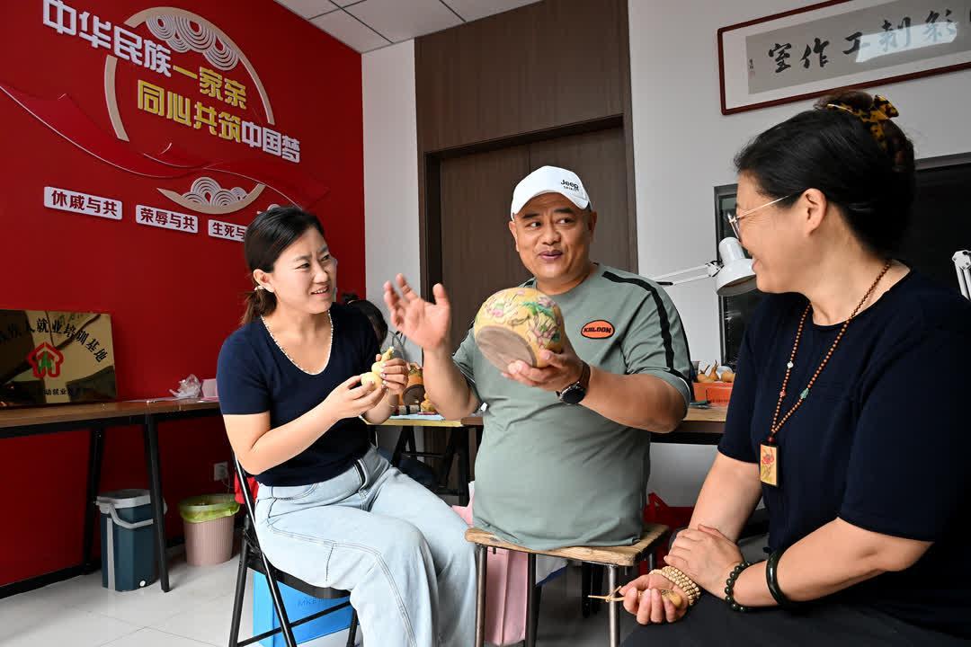 “就业创业路上的多彩人生”系列报道之三十六 | 精雕细刻三十载 双手巧夺人生路