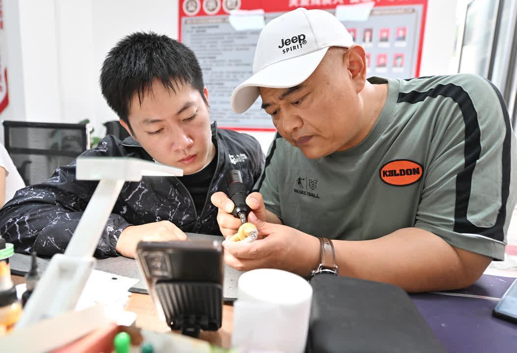 “就业创业路上的多彩人生”系列报道之三十六 | 精雕细刻三十载 双手巧夺人生路