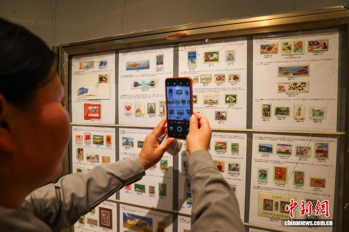 青海西宁：游客参观主题集邮展
