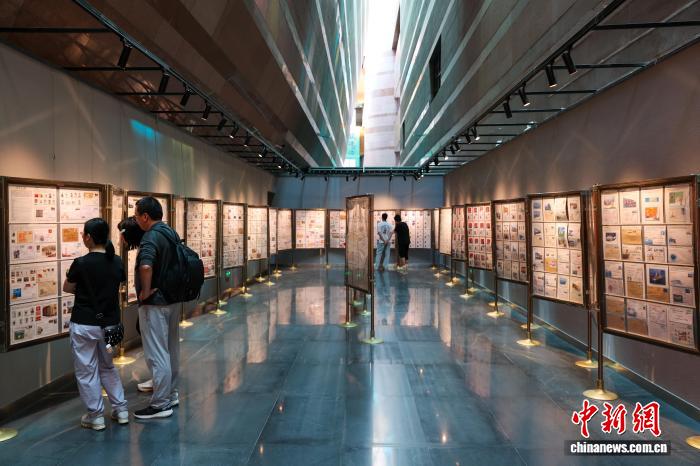 青海西宁：游客参观主题集邮展