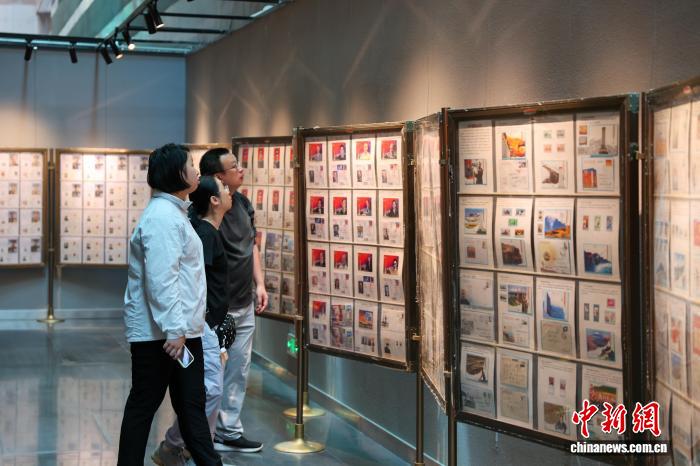 青海西宁：游客参观主题集邮展
