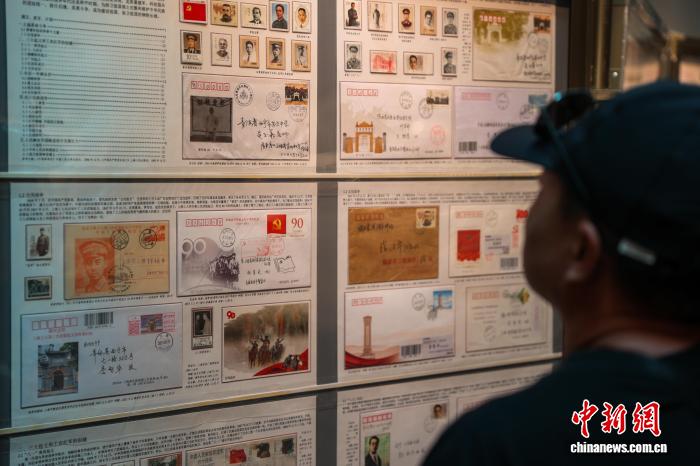 青海西宁：游客参观主题集邮展