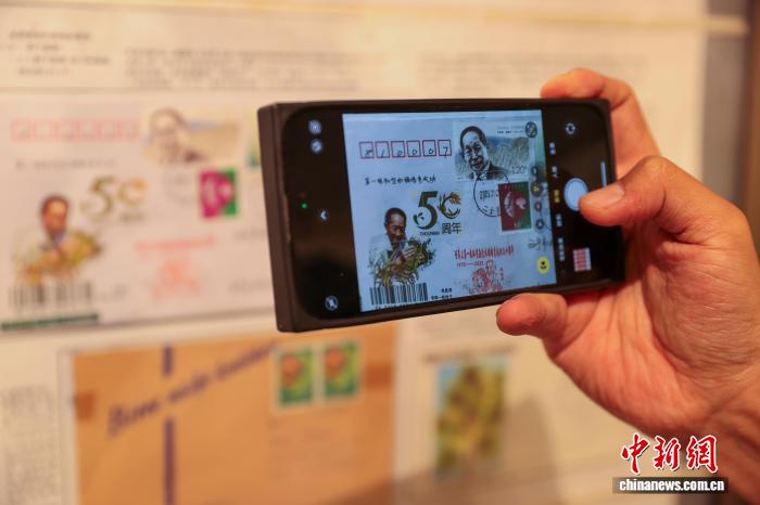 青海西宁：游客参观主题集邮展