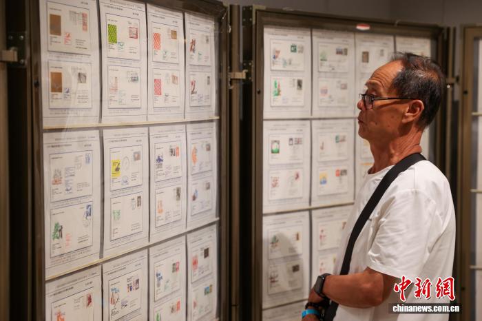 青海西宁：游客参观主题集邮展