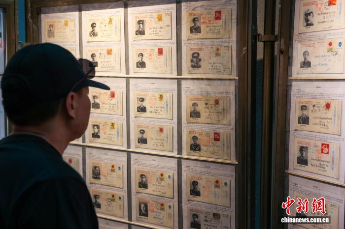 青海西宁：游客参观主题集邮展