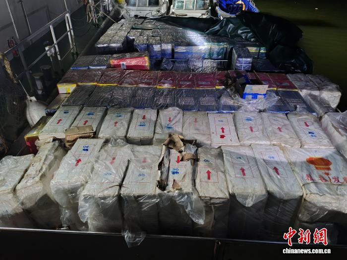 广西海警查获案值千万走私香烟