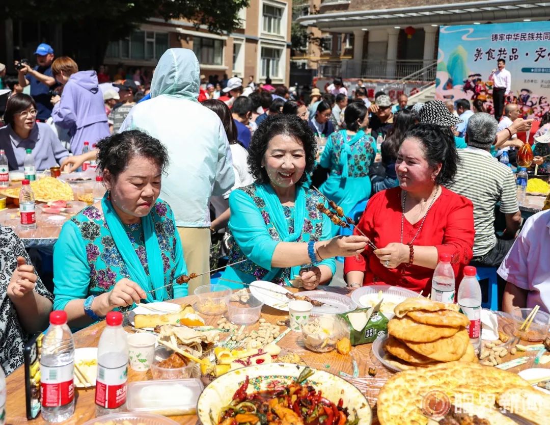 真情浇灌石榴花开 籽籽同心结幸福果——从点滴行动看乌鲁木齐铸牢中华民族共同体意识的生动实践