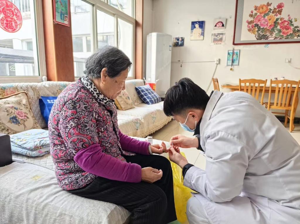 暴雨中的“逆行”：基层医生于鸿庆的最后一次出诊