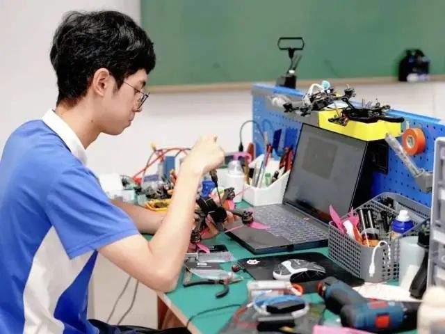 家长群都在聊！深圳坪山这些学校用AI把学习玩出花了