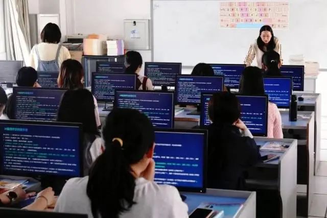 家长群都在聊！深圳坪山这些学校用AI把学习玩出花了
