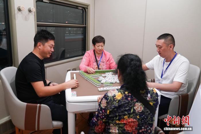 黑龙江开行首趟“悠享龙江·银旅号”适老化旅游专列
