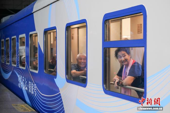 黑龙江开行首趟“悠享龙江·银旅号”适老化旅游专列