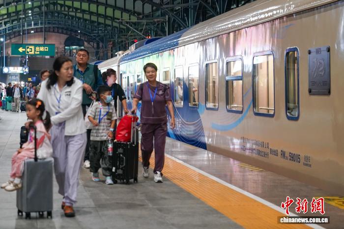 黑龙江开行首趟“悠享龙江·银旅号”适老化旅游专列