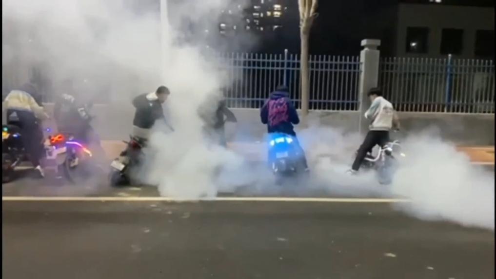 失控的“速度与激情”——未成年人“飙车炸街”现象调查
