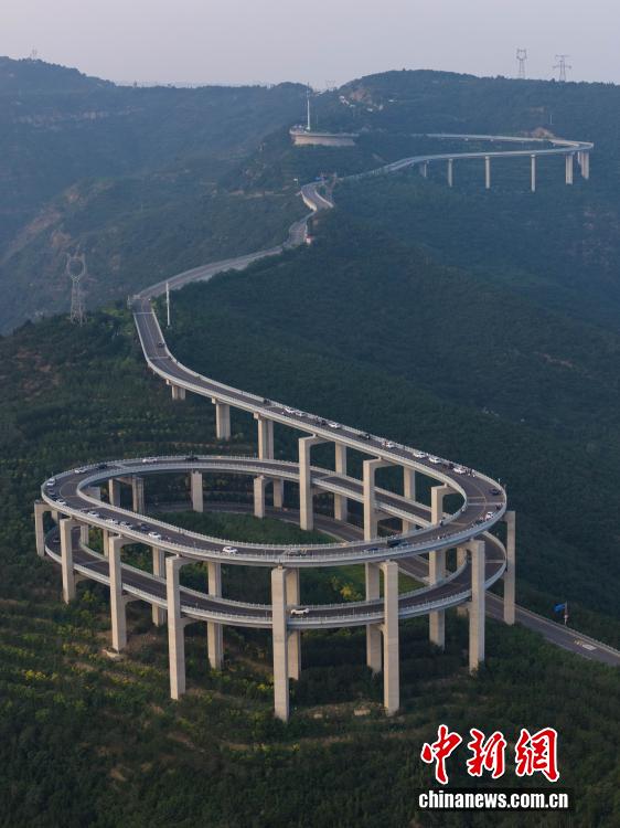 航拍太原天龙山网红桥