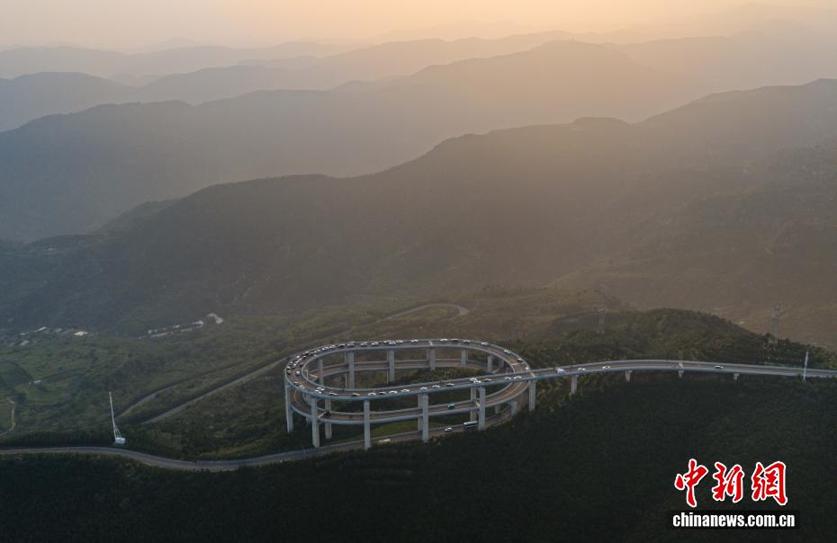 航拍太原天龙山网红桥