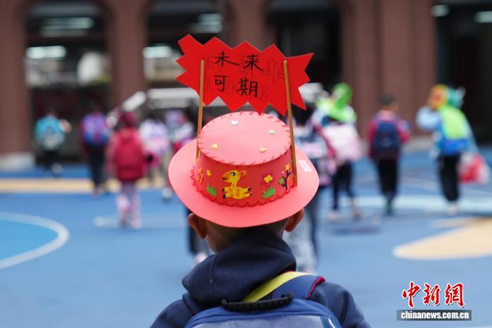 云南昆明：小学生设计创意帽子迎开学