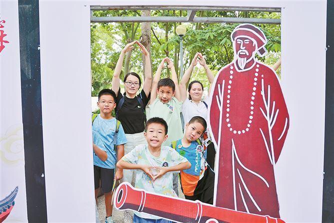 厦门市禁毒委员会开展纪念林则徐诞辰240周年禁毒主题宣传活动暨“家有良风·无毒同行”亲子研学活动