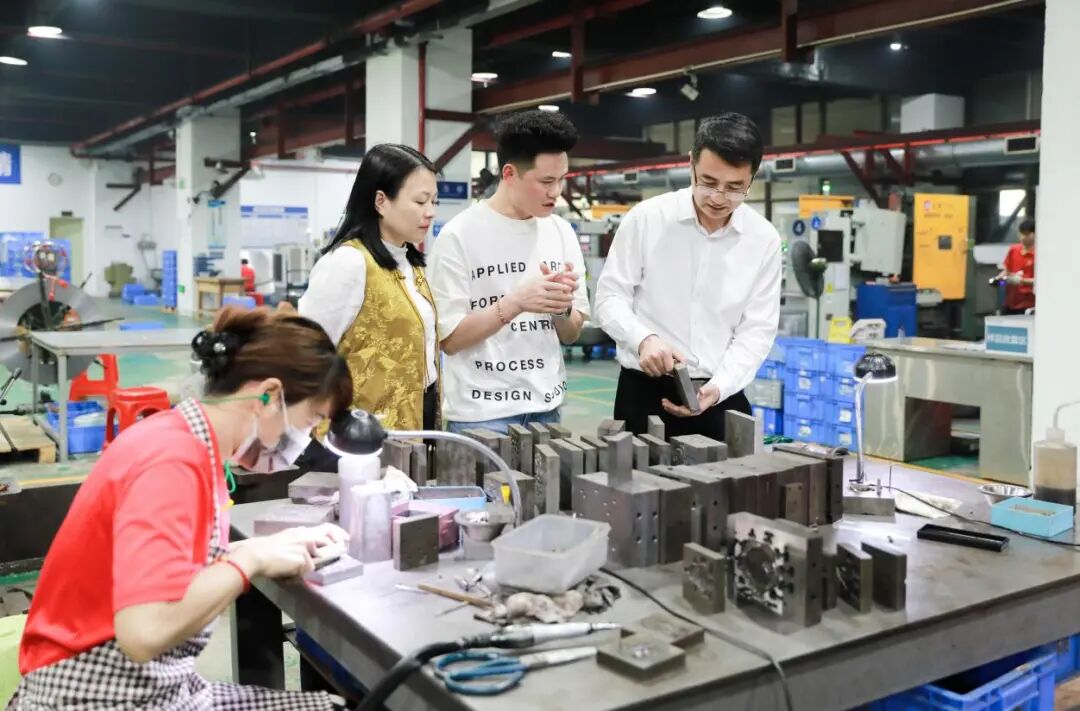 深圳龙岗：年增8.4万家，全市居首