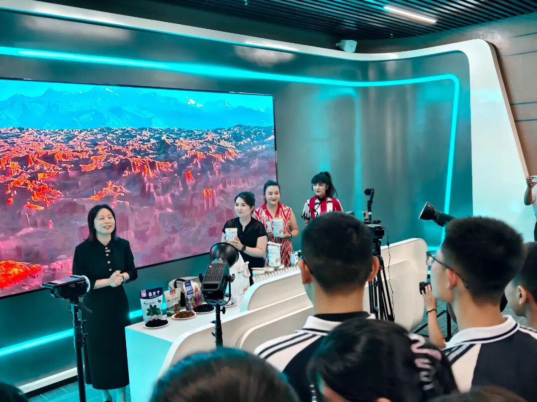 【指挥长的“铸牢”课】骆梅英为阿克苏地区第一中学学生讲授援疆主题“开学第一课”