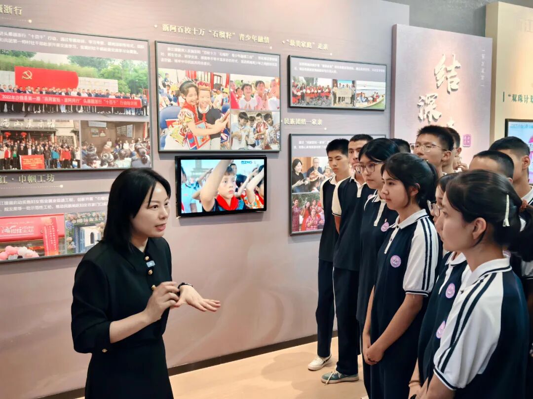 【指挥长的“铸牢”课】骆梅英为阿克苏地区第一中学学生讲授援疆主题“开学第一课”