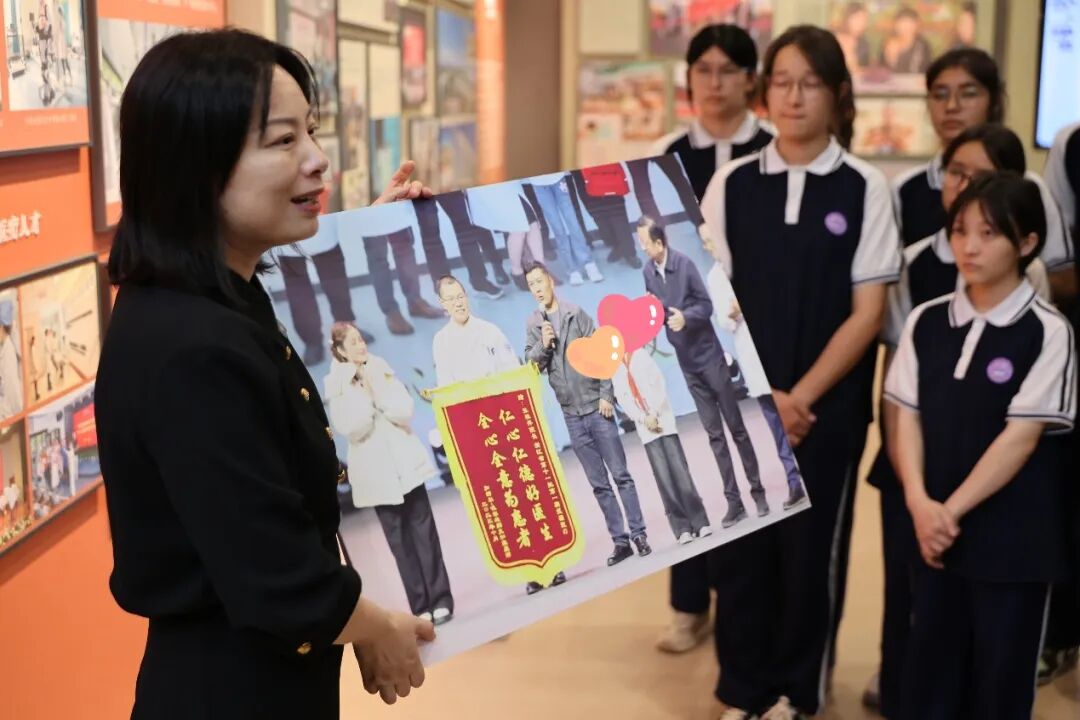 【指挥长的“铸牢”课】骆梅英为阿克苏地区第一中学学生讲授援疆主题“开学第一课”