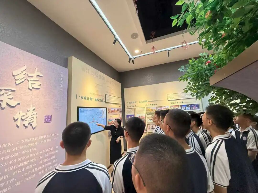 【指挥长的“铸牢”课】骆梅英为阿克苏地区第一中学学生讲授援疆主题“开学第一课”