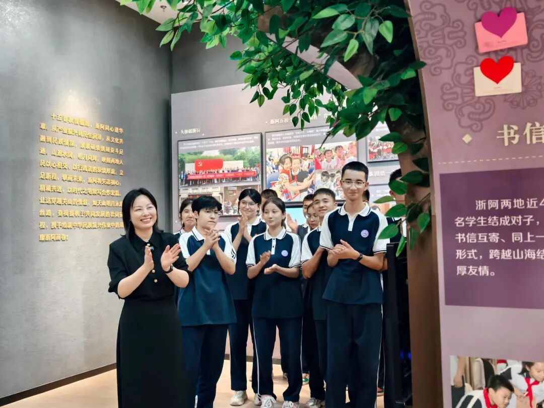 【指挥长的“铸牢”课】骆梅英为阿克苏地区第一中学学生讲授援疆主题“开学第一课”