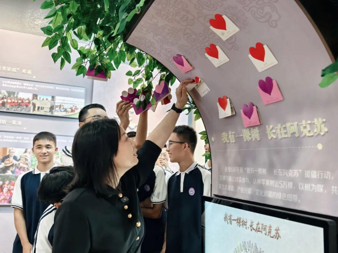 【指挥长的“铸牢”课】骆梅英为阿克苏地区第一中学学生讲授援疆主题“开学第一课”